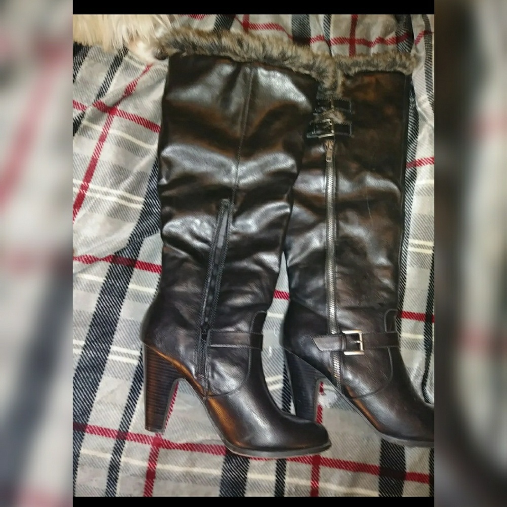 Knee length high heeled winter boot!